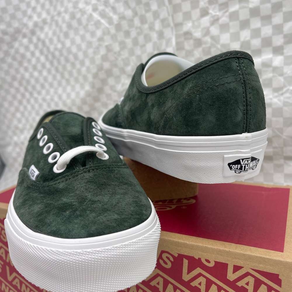 Vans Men’s Dark Green Suede Authentic
Pig Suede Dried Kelp
VN000D7YEMU Sneakers - Picture 10 of 16
